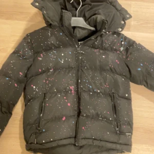 Nvlty jacka - Säljer nu denna jackan pga att de inte passar mig 