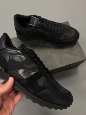 Valentino rockrunners skor - Tjenare! Jag säljer nu mina valentions skor, dom är helt nya bara testade anledningen varför jag säljer dom är pågrund av att jag fick dem i födelsedag present men tyvärr så passade dom inte mig, dom är självklart äkta och kvittot till köpet finns, original tillbehören ingår med skorna som boxen och påsen, Priset är hugget i Sten hör av dig vid minsta lilla fråga och bilder!😄