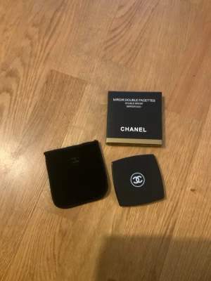 Chanel sminkspegel compact - Fick som present men kom aldrig till användning, priset kan diskuteras!