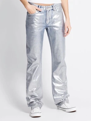 Silvriga raka jeans med metallic finish - Nya med prislapp kvar. Nypris 400:-     Säljer ett par riktigt snygga jeans i metallic silver med rak passform och klassisk femficksdesign. Byxorna har normal midja och är tillverkade i ett glansigt material som verkligen sticker ut. Perfekta för dig som vill ha något unikt och vågat i garderoben.