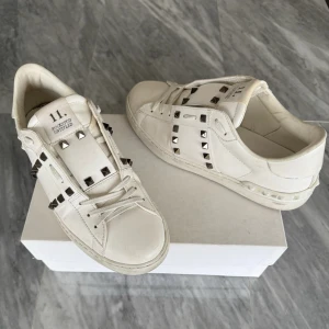 Valentino Rockstud skor  - Valentino Rockstud skor - Skick: Jättefint skick - Tillbehör: dustbag - Nypris: 6000kr - TrendWardrobe