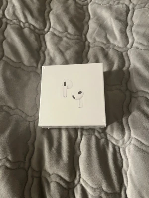 AirPods 3rd Generation med MagSafe-laddningsetui - Säljer ett par Apple AirPods 3rd Generation med MagSafe-laddningsetui. Komplett med originalförpackning, laddkabel och dokumentation. Allt ser ut att vara i nyskick utan synligt slitage. Perfekt för trådlös musik och samtal med hög ljudkvalitet.