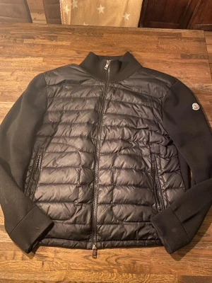 Maglione Tricot Cardigan - Tja, säljer denna Moncler cardigan i svart, funkar till både vintern, höst och vår! Skicket är väldigt bra, den ända defekten är i slutet på en av armarna men är väldigt liten😁 Kvitto från Nk finns, kom privat för bild på den. Den är i storlek 5, vilket motsvarar XL. Passar folk som är runt 180-190 cm, tags finns också dem medföljer såklart vid köp👍 Hör gärna av dig om du är intresserad!