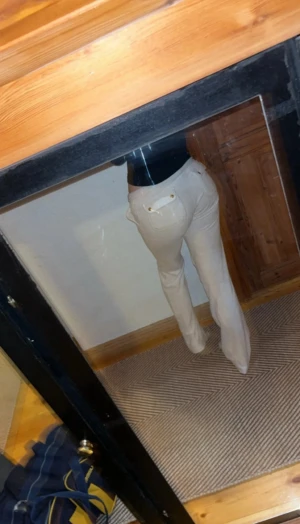 Beiga mjukisbyxor Juicy Couture XXS - Säljer ett par beiga mjukisbyxor från Juicy Couture i storlek XXS. Byxorna har snörning med guldfärgade detaljer och raka ben. Mjukt material som känns skönt mot huden och en klassisk Juicy Couture-logga på bakfickan.