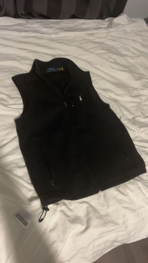 Ralph lauren väst - Schysst Ralph lauren väst som passar till allt! Inga defekter och nypris ligger runt 2500. Kom med prisförslag💪🏻