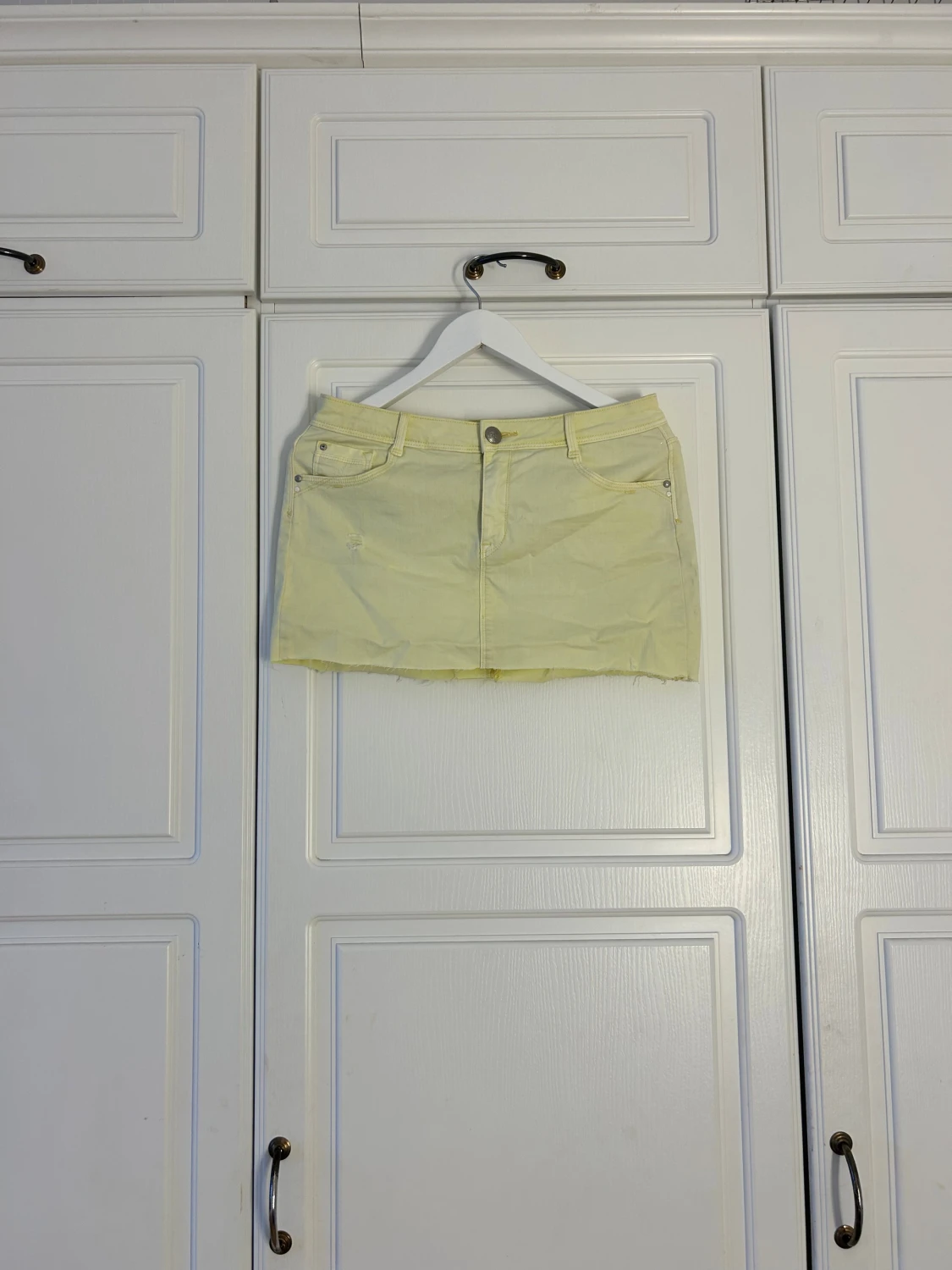 Ljusgul jeanskjol med rå kant