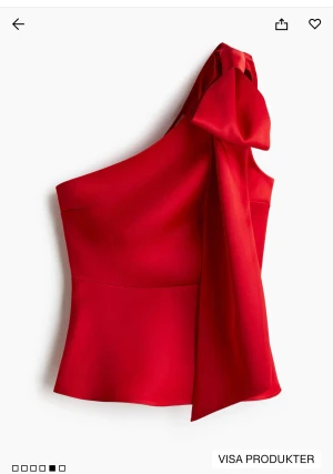 Röd oneshoulder topp med rosett - Säljer en snygg röd oneshoulder topp med stor rosett, den är aldrig använd prislapp kvar på den. Passar perfekt nu inför jul och ny år, inte helt säker på att sälja skriv om du är intresserad☺️