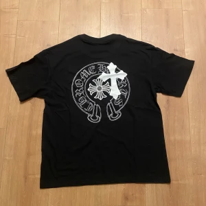 Chrome Hearts T-shirt  - Helt ny.                                                                  Storlek M.                                                               Skriv privat vid fler frågor.
