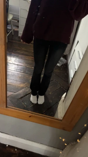 Svarta bootcut jeans med rosa fjäril - Säljer ett par svarta bootcut jeans från SHEIN i storlek XS. Jeansen har en snygg rosa fjäril broderad på backfickan,De har klassisk femficksdesign och lätt utsvängda ben💕