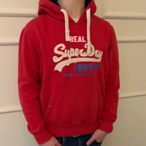 Superdry hoodie - Otroligt fet röd hoodie ifrån superdry,                        Pris kan diskuteras!
