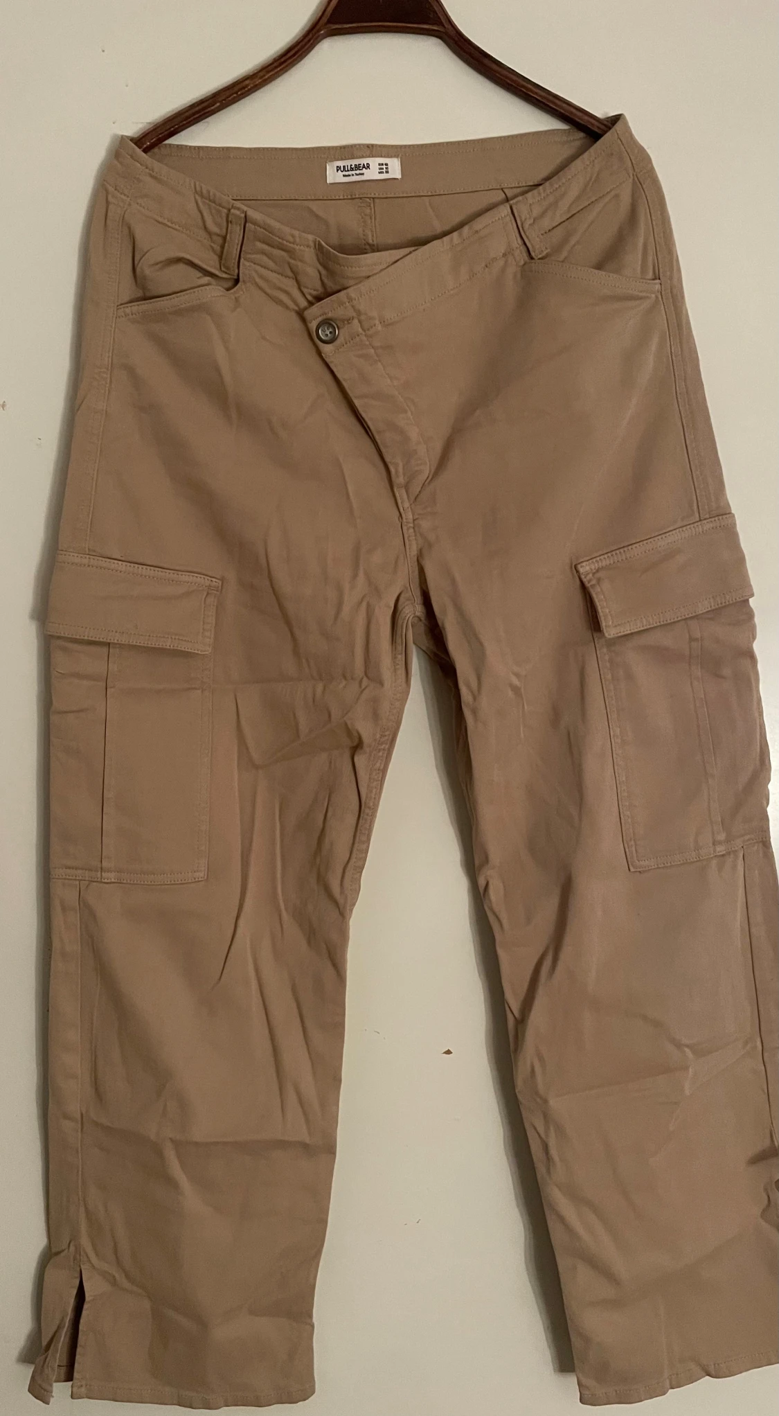Beiga cargopants från Pull&Bear