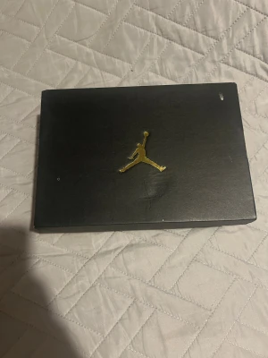 Nike Air Jordan 1 Low blå/svart - Säljer ett par Nike Air Jordan 1 Low sneakers i blått och svart skinn med klassisk vit sula. Skorna har svarta snören, perforerad tå och ikoniska Jumpman-loggan på plösen. Perfekt för dig som vill sticka ut med en snygg och sportig look.