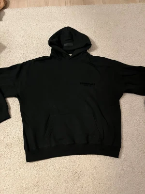 Essentials hoodie  - Den är helt ny Skirv om ni är intresserade 