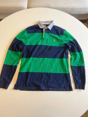 Rugbytröja Polo Ralph Lauren - Säljer en klassisk långärmad rugbytröja från Polo Ralph Lauren i strl S. Den är i  100% bomull. Passformen är ganska stor. Hör gärna av er om ni har några frågor! MVH Tom