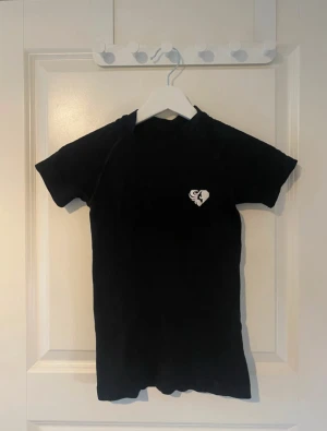 Kompression, träning, t-shirt - Använd 1 gång. Den är i storlek XS men eftersom den är i kompression så passar den även någon i XXS. Figursydd och formar kroppen fint.