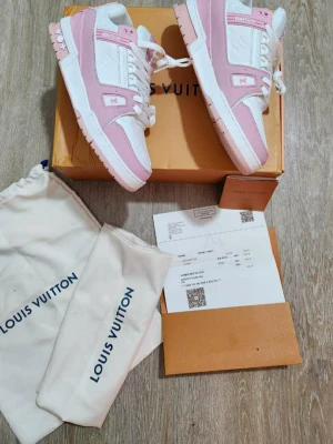  rosa och vita sneakers - Riktigt fin skor.