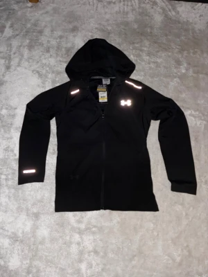 Svart under armour jacka - Oanvänd vindjacka nytt skick med prislappen, 