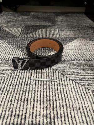 Silver Bälte - Säljer ett helt nyttbälte oanvänd, storlek 110. Fraktar snabbt inom 24h efter köp. Skriv gärna vid fler frågor.