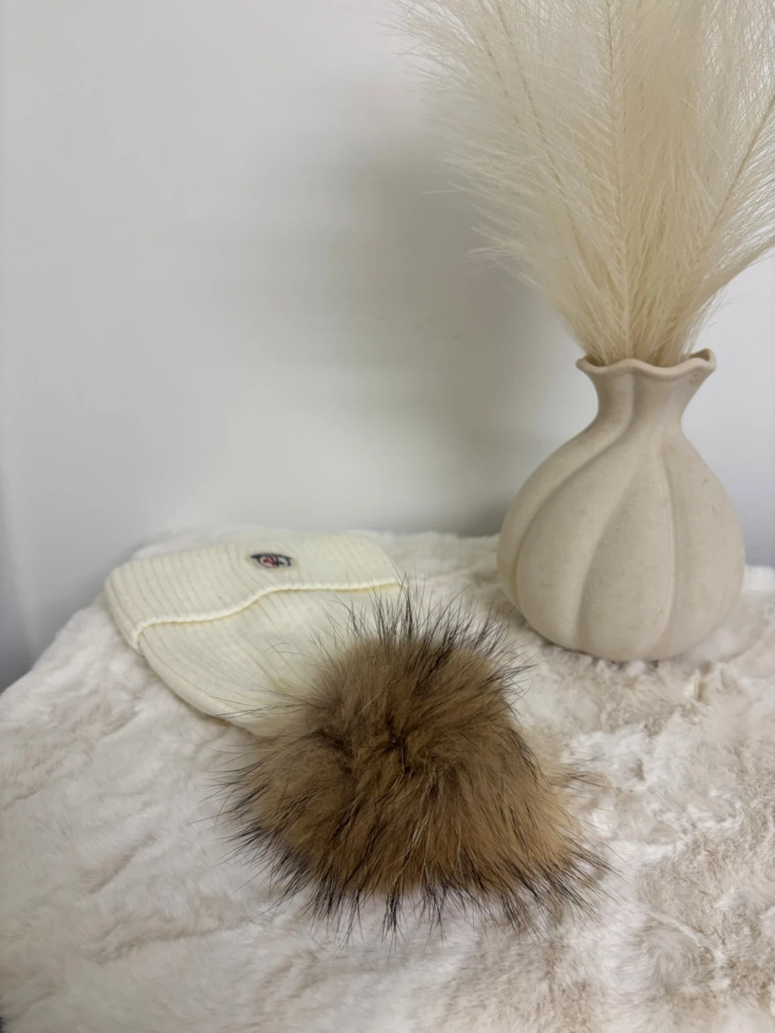 Vit  mössa med pälsboll - 4