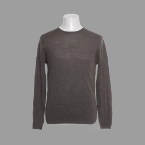 Brun stickad tröja från NN07 - För dig med stort S eller litet M. Jag har personligen mellan M till stort M, beroende på passform osv. Och den är på gränsen på mig. Du kan tvätta den lätt och stretcha lätt den om du är osäker på passform. 