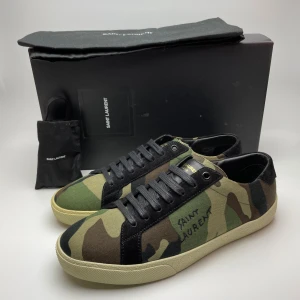 Saint Laurent skor (nya) - Hej! Säljer nu dessa sjukt snygga ysl skor. Skorna är helt nya! Har ett begränsat antal boxar och dustbag! Hör gärna av dig vid frågor! 41 passar 42