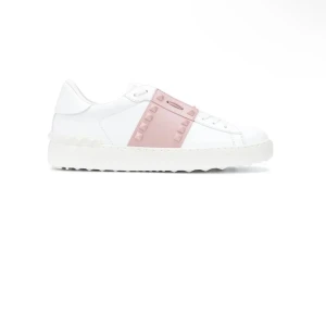 Valentino Rockstud sneakers vit/rosa - Snygga vita Valentino Rockstud sneakers med en ljusrosa rem över vristen dekorerad med ikoniska nitar. använda 2 gånger 