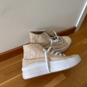 Converse Lift Double Stack - Höga - Ett par beiga Converse sneakers med platå sula. Använda 1 gång. Säljs på grund av att jag köpte fel storlek