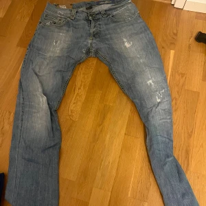 Donup med slitningar  - Dondup med slitningar. Storlek 30/32. Lite slimmad med modell 