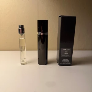 Tom Ford Oud Wood - Säljer Oud Wood av Tom Ford. Flaskan är 10 ml men som ni ser på bilden har jag använt lite av den så det är cirka 80-85% kvar av vätskan. Eftersom flaskan är liten fungerar den perfekt att ha med sig och använda när man är ute eller ska på en dejt