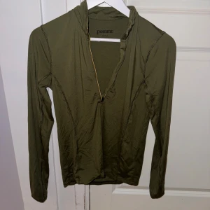 Soft Zip från Pomme - Grön Soft Zip från We Are Pomme. Till stallet eller träning. Nypris 450kr