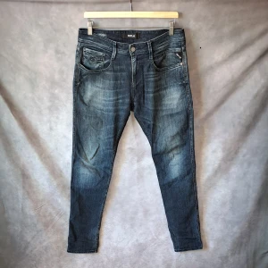 Replay Anbass Jeans - Stl w33, l32 - Fint skick, 8,7/10 | Färgen är mörkgrå/mörkblå både unik och snygg, finns också diskreta slitningar på exempelvis kanterna på fickorna | Stl: w33, l32, dock så kan man inte se det eftersom storlekslappen är avklippt | Hör av dig vid frågor | Mvh Galgen  ✌️