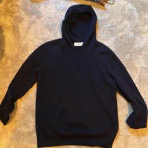 Mörkblå hoodie i kashmir - Kashmir hoodien är i storlek xxs och är i riktigt bra skick. och båda skärpen ingår typ helt nya