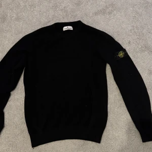 Svart stickad tröja från Stone Island - Svart stickad tröja från Stone Island. Passar storlek XS, den är i väldigt bra skick små skavanker men inget som syns