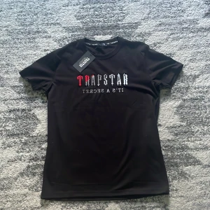 Trapstar T-shirt - Säljer en helt ny Trapstar T-shirt, etiketten är fortfarande på, den är storlek M men den är stor i storleken och passar L också. Pris kan diskuteras