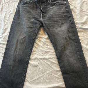 Svarta jeansbyxor i rak modell - Säljer ett par svarta jeansbyxor i rak passform. Klassisk femficksdesign och snygg tvättad look. Perfekta till sneakers eller boots och passar dig som gillar en enkel och stilren vibe.