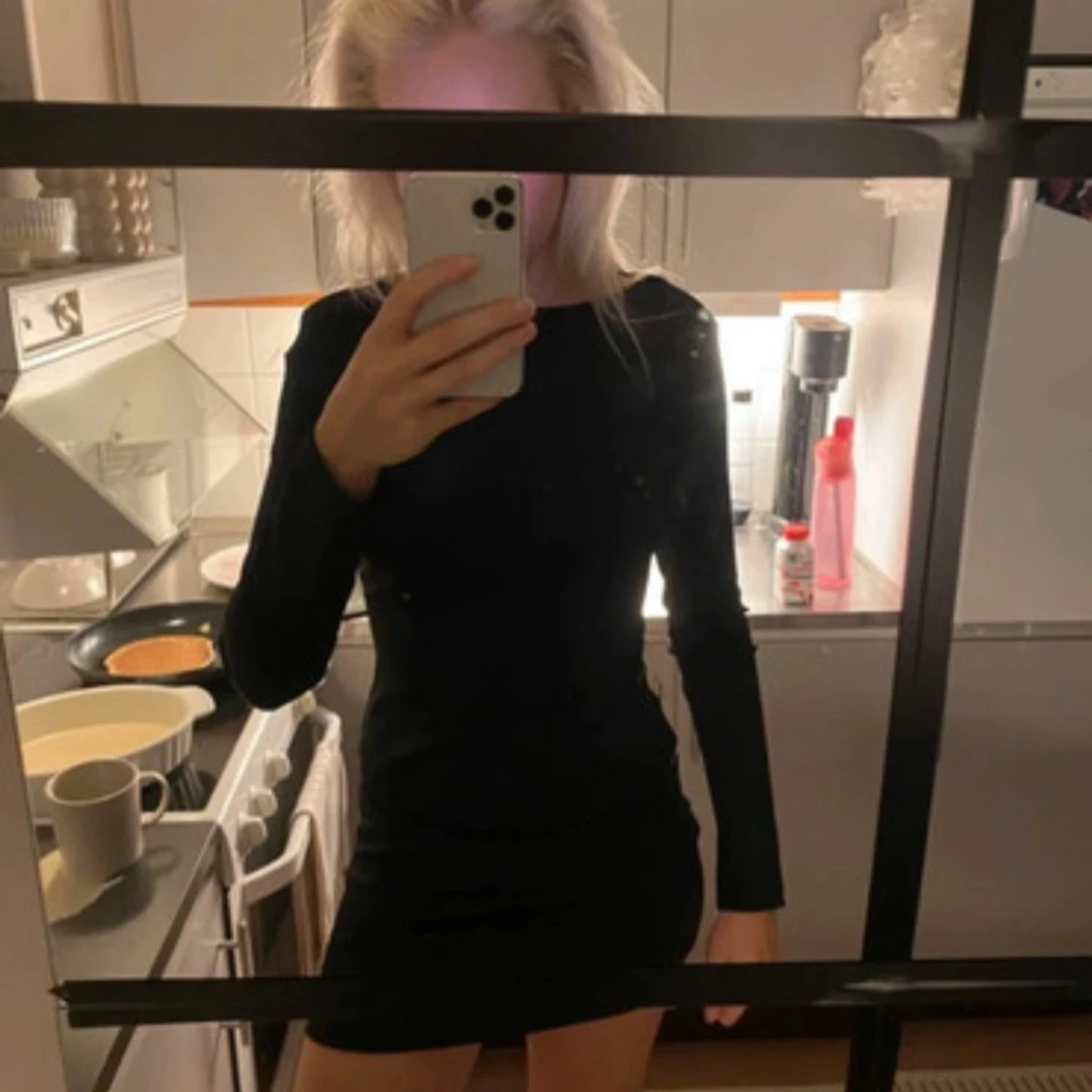 Svart kort klänning med öppen rygg - 1