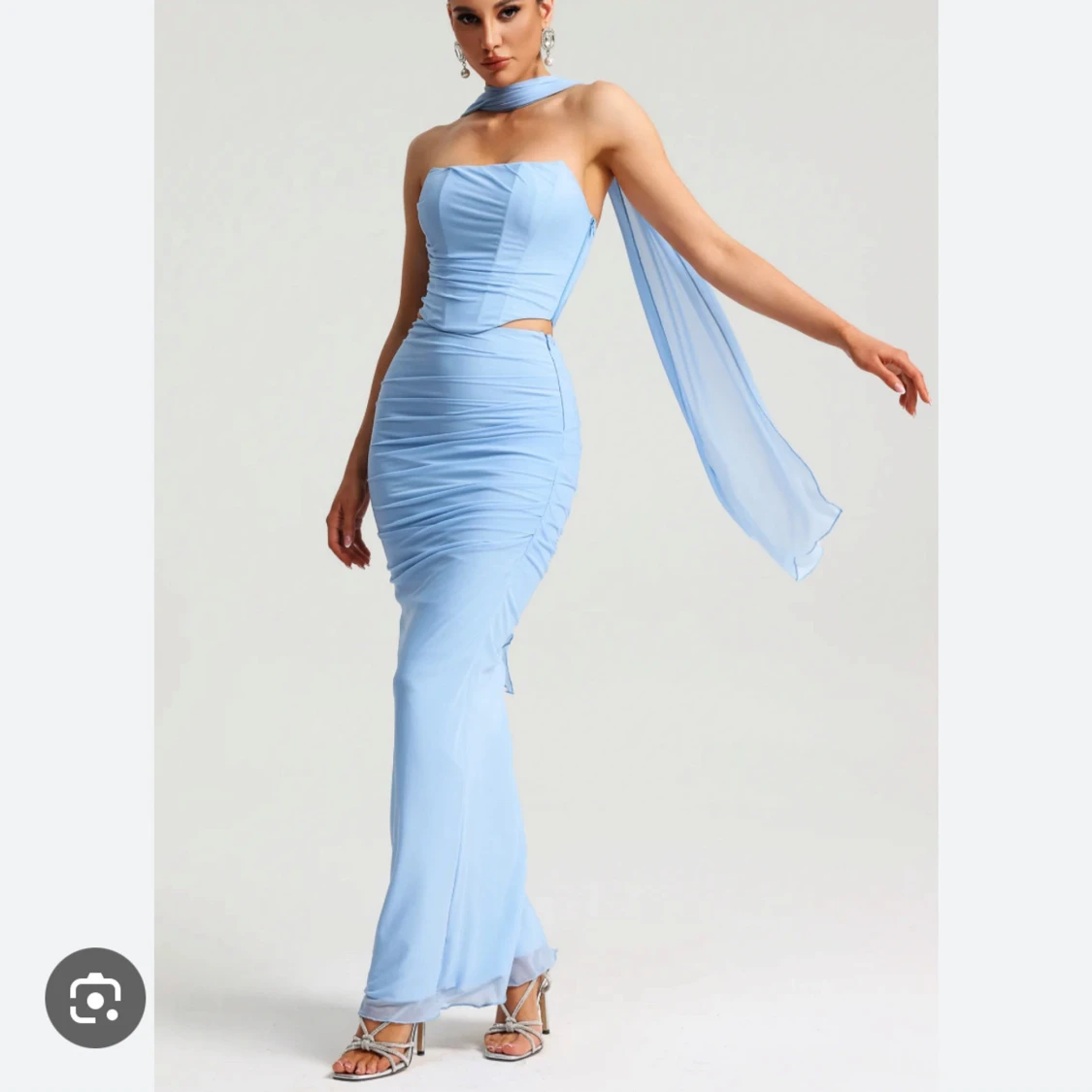 Ljusblå långklänning med scarfdetalj