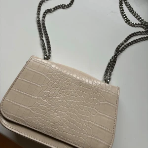 Beige axelväska med kedja - Knappt använd!