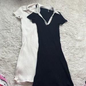 Ribbad pikéklänning från H&M Divided - Två ribbade pikéklänningar från H&M Divided, en svart med vit krage i storlek XXS och en vit i storlek XS, de är dock väldigtstretchiga. Båda har kort ärm, v-ringning och klassisk pikékrage. Snygg slim passform och stretchigt bomullsmaterial som sitter perfekt. Använt någon enstaka gång, tror nypris var runt 179kr/st men minns ej exakt.