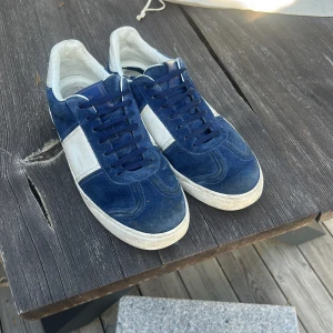 Valentino flycrews - Valentino flycrews i mörkblå. Skorna är använda och saknar 3 nitar men det följer med 3 nitar. Som sagt använt skick men ser ändå fräscha ut på. Pris ej hugget i sten. Dust bag och 3 nitar följer med! 