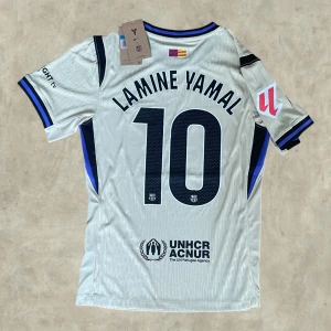 FC Barcelona 25/26 Away - FC Barcelona borta kit med Lamine Yamal #10 på ryggen. Helt oanvänd i mycket fint skick. Storlek M men passar även som S. Laliga patchen finns även på ärmen.   Kom gärna med bud eller frågor 👍🏼
