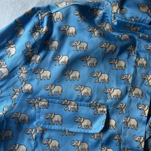 Skjorta från Zara - Silkes skjorta från Zara som är köpt här på plick💙  Är oversized i storleken. Använd ett fåtal gånger