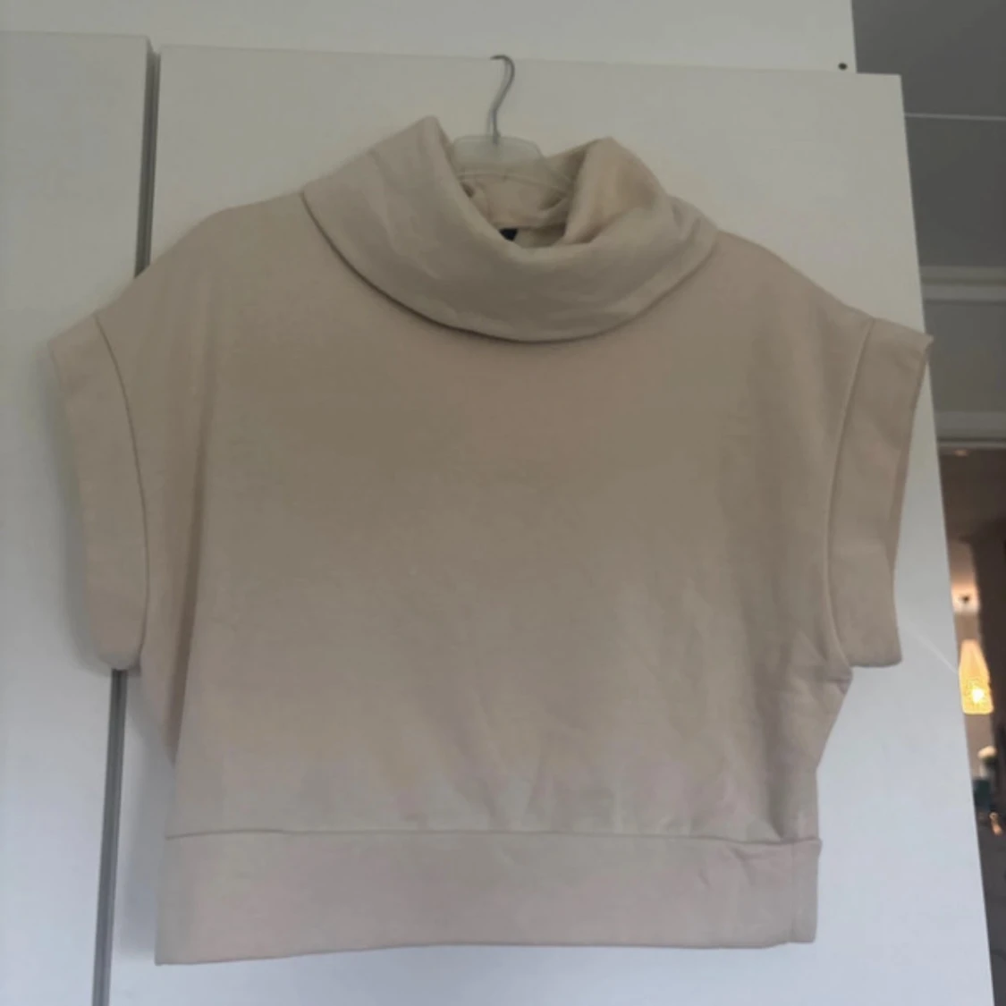 Beige ärmlös tröja med hög krage - 1