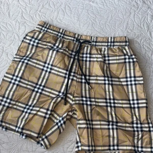 Burberry badshorts - Beiga Badshorts från burberry storlek m