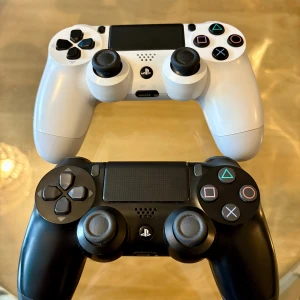 PS4 kontroller 2st  - Två PS4 kontroller som är deffekta men utöver det är det i bra skick. Du som är lite teknisk och händig kan fixa knapparna och få två helt nya fungerande kontroller.   Svart: Vänster analog fungerar bra ibland och ibland funkar ej. Allt annat fungerar utmärkt.   Vit: R2 knapp fungerar ej X knapp fungerar ibland Allt annat fungerar utmärkt.  Finns att hämta i Handen, mötas upp söder om stan eller fraktas  Hör gärna av dig vid frågor eller funderingar!