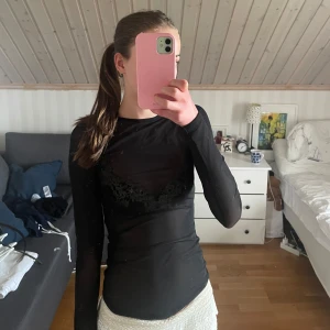 Svart initmissimi liknande tröja från Gina Tricot  - Säljer en svart tröja från Gina Tricot i storlek XS. Toppen är tight och långärmad. Den liknar intimissmi tröjan men den är i ett annat material 
