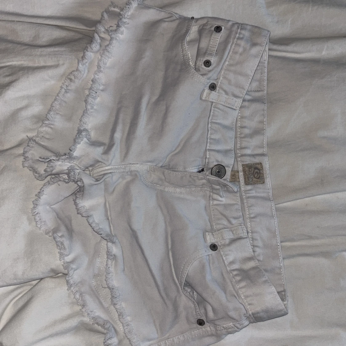 Lågmidjade vita shorts