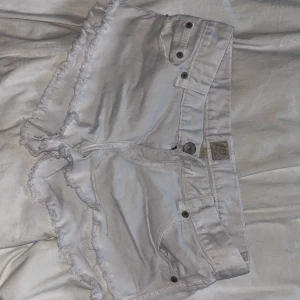 Lågmidjade vita shorts - Väldigt lågmidjade vita shorts som jag beståmde i garderobsrensningen att jag inte använder de🤷‍♀️