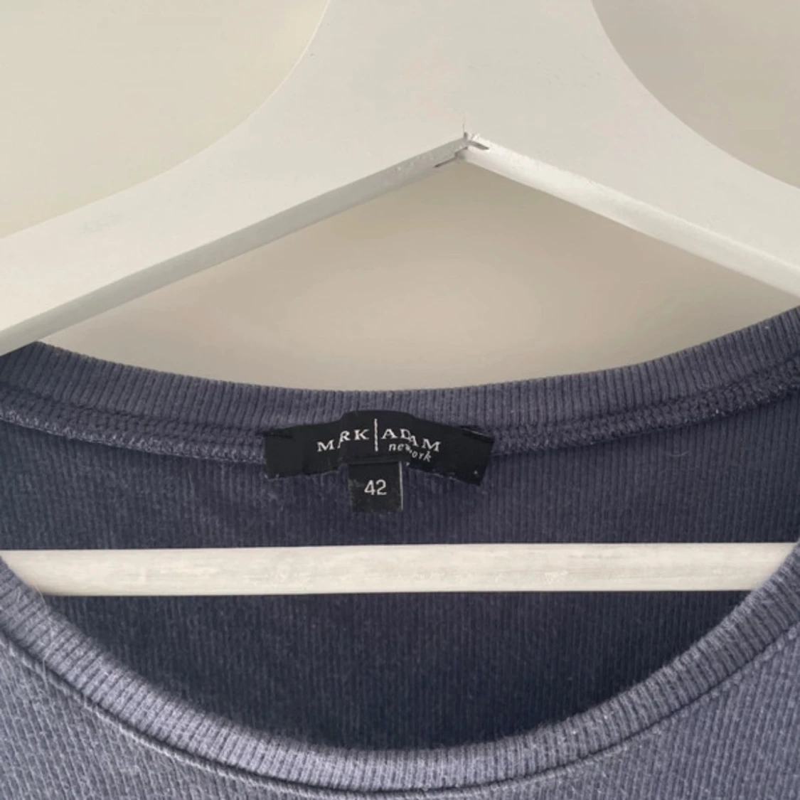 Grå ärmlös topp med nitar från MRK Adam - 3