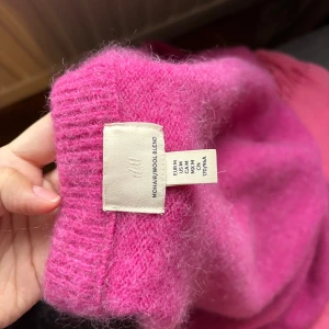 Rosa stickad tröja i mohair  - Rosa stickad tröja i mohair. Första och tredje bilden visar färgen och andra bilden passformen. 